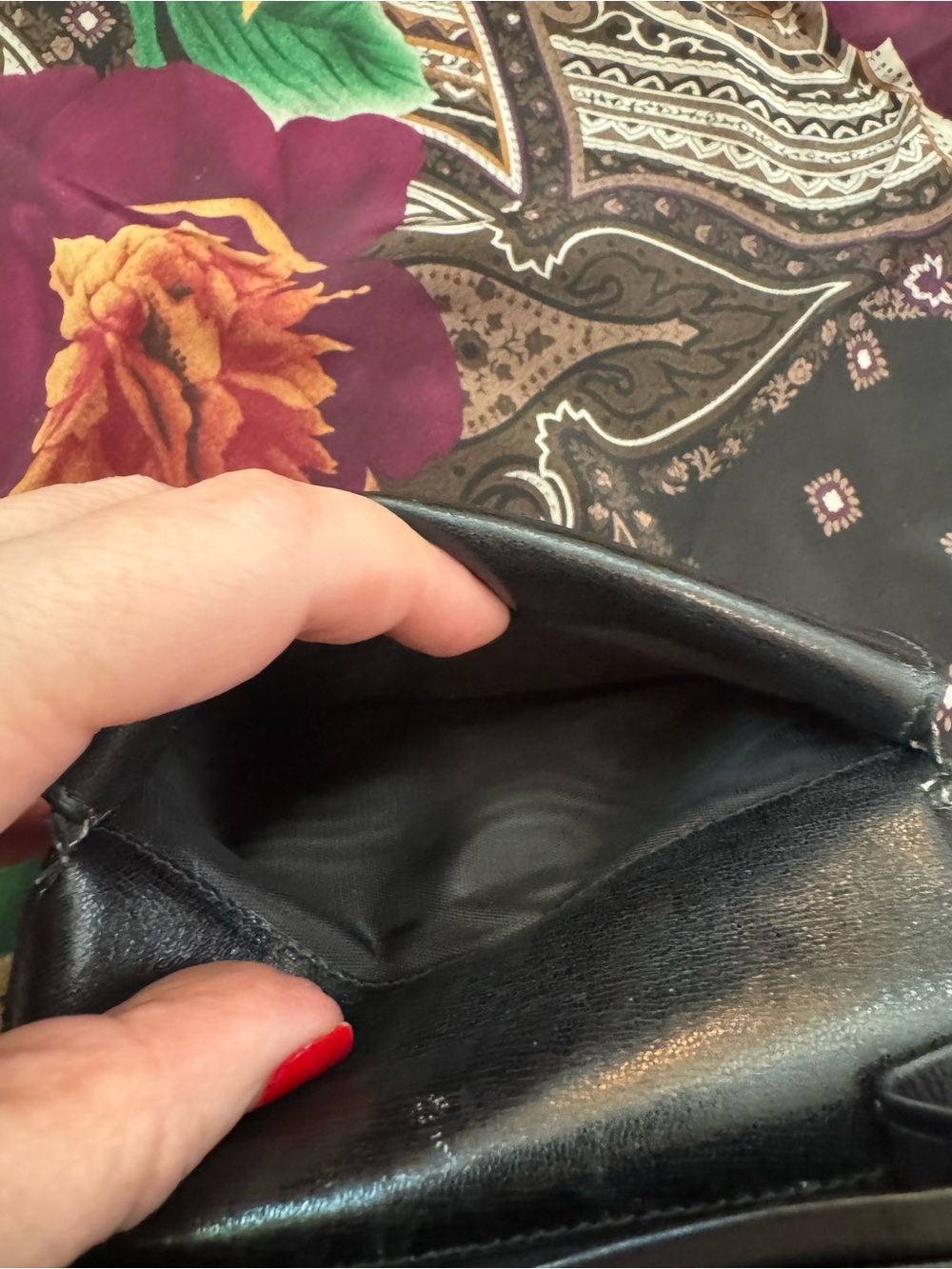 Vintage Gucci Black Leather Wallet with Gold horsebit Hardware - Picture 8 of 14